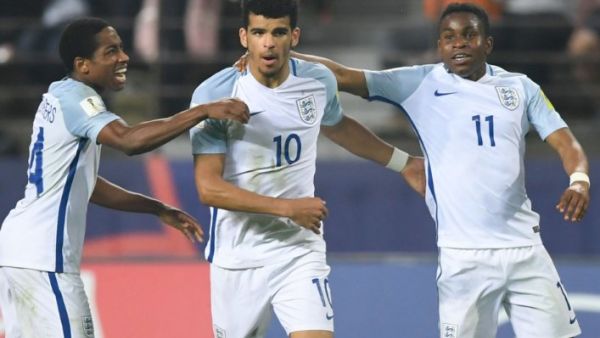 لاعبو إنجلترا يحتفلون بهدف سولانكي (وسط) الأول