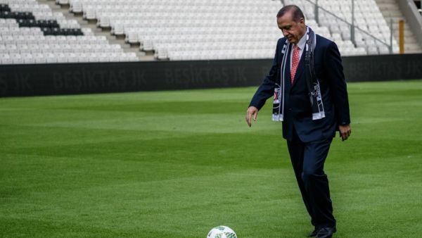 Turkish President Recep Tayyip Erdogan kicks the ball on April 10, 2016 in Istanbul at Besiktas football club's "Vodafone Arena" new stadium on its opening day.
OZAN KOSE / AFP