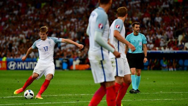 داير (يسار) يسدد مسجلاً هدف إنجلترا