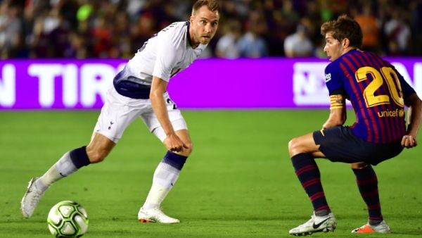 إيريكسن (يسار) خلال مباراة توتنهام وبرشلونة خلال الكأس الدولية للأبطال نهاية الشهر الماضي