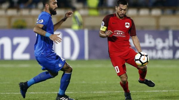 Esteghlal's midfielder Roozbeh Cheshmi (L) vies for the ball with Al-Rayyan's midfielder and captain Rodrigo Tabata during the AFC Champions League football match between Iran's Esteghlal and Qatar's al-Rayyan at the Azadi stadium in Tehran, on April 2, 2018.
STRINGER / afp