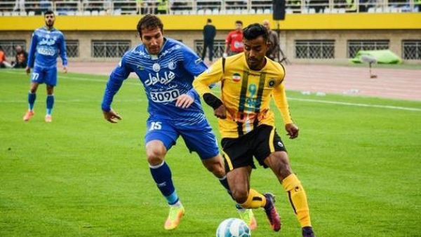 A view of the match between Esteghlal Tehran (players in blue) and Sepahan, at Naghsh-e- Jahan Stadium in Isfahan, central Iran, on December 25, 2016 (Photo: Press TV)