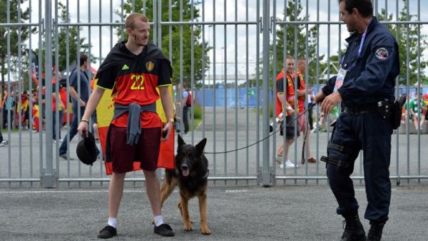 A security guard and his dog inspect a fan ahead of the Euro 2016 group E football match between Belgium and Ireland at the Matmut Atlantique stadium in Bordeaux on June 18, 2016.
NICOLAS TUCAT / AFP