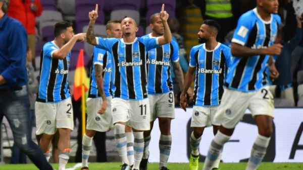 لاعبو غريميو يحتفلون بهدف سواريس (وسط)