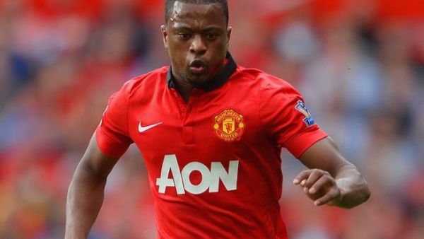 Evra signs Manchester United extension