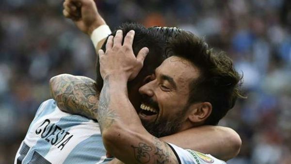 لاعبو الأرجنتين يحتفلون بهدف لافيتزي