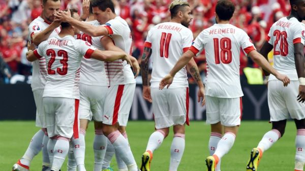 لاعبو سويسرا يحتفلون بالهدف