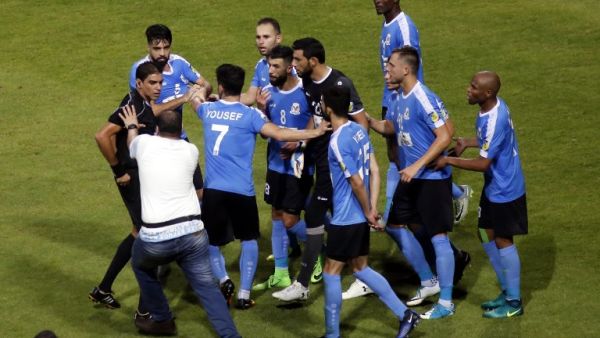 Jordan’s Al-Faisaly players clash with Egyptian referee Ibrahem Nureldeen in the end of football match against Tunis’s Esperance team in the Arab Club championship final match at Alexandria Stadium on August 6, 2017.
Ahmed ABD EL-GAWAD / AFP