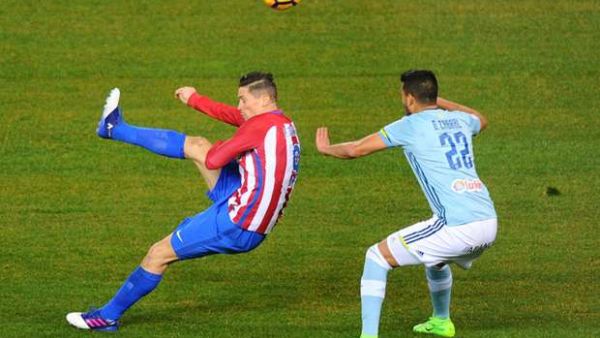 توريس (يسار) يسدد مسجلاً هدف أتلتيكو الأول
