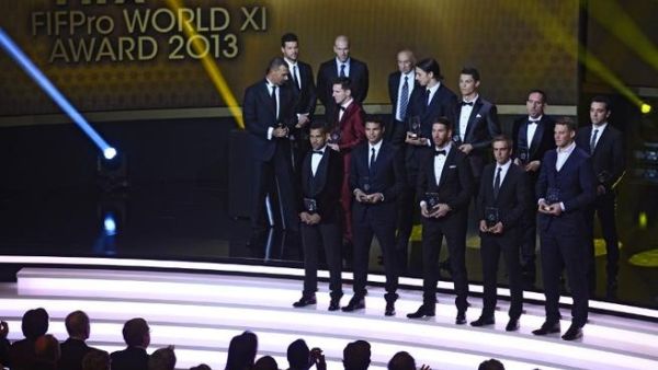 تشكيلة منتخب العالم باستثناء إنييستا الذي لم يحضر الحفل