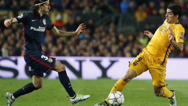 صراع على الكرة بين لويس سواريز (يمين) وفيليبي لويس