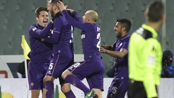 لاعبو فيورنتينا يحتفلون بالهدف الثاني