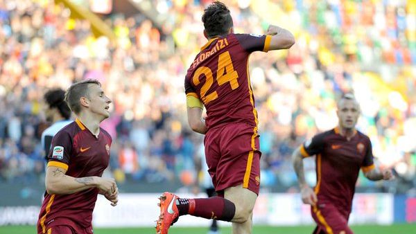 فلورينزي (وسط) يحتفل بهدفه