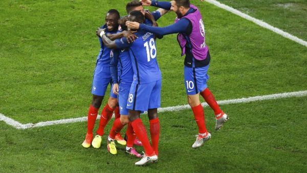 لاعبو فرنسا يحتفلون بالهدف الثاني