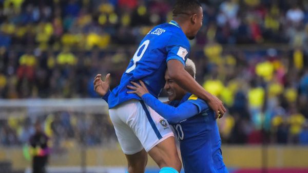 نيمار وجيسوس يحتفلان خلال المباراة