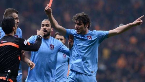 دورسون يشهر البطاقة الحمراء في وجه الحكم