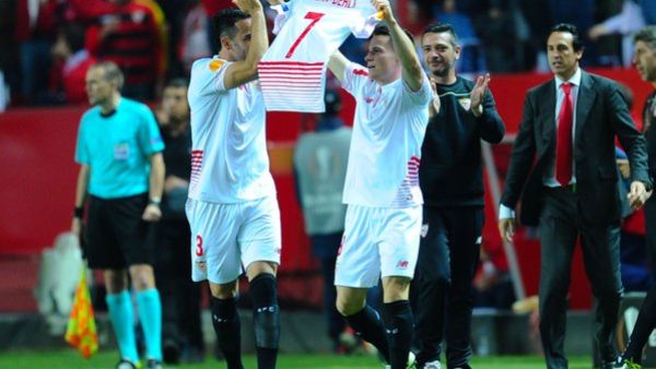 غاميرو يرفع قميص زميله المصاب كرون ديلي احتفالاً بأحد الأهداف