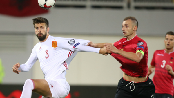 جيرارد بيكيه مدافع إسبانيا (يسار) خلال المباراة