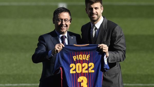 بيكيه وبارتوميو خلال مراسم تجديد عقد المدافع التي أقيمت مؤخراً