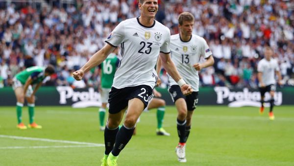 غوميز يحتفل بهدفه