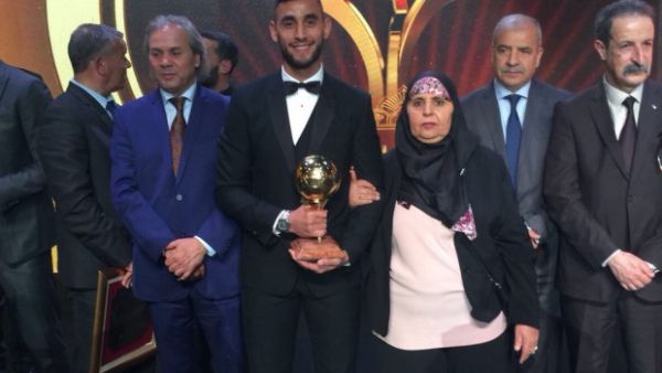 غلام رفقة والدته بعد تسلمه الجائزة