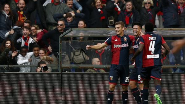 لاعبو جنوى يحتفلون بأحد أهداف سيميوني