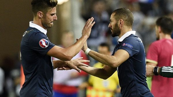 France's forward Olivier Giroud (L) leaves the pitch next to France's forward Karim Benzema during the Euro 2016 friendly football match France vs Serbia at the Matmut Atlantique stadium in Bordeaux on September 7, 2015. AFP PHOTO/ FRANCK FIFE
FRANCK FIFE / AFP