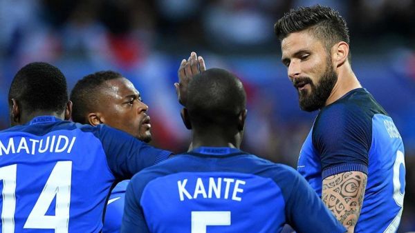 لاعبو فرنسا يحتفلون بهدف لجيرو (يمين)