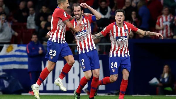 لاعبو أتلتيكو مدريد يحتفلون بالهدف الأول