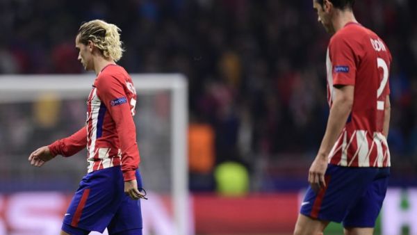 دييغو غودين (يمين) وأنتوان غريزمان يغادران أرضية ملعب واندا ميتروبوليتانو وخيبة الأمل بادية عليهما بعد نهاية المباراة