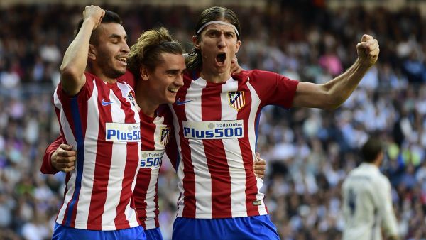 لاعبو أتلتيكو يحتفلون بهدف غريزمان (وسط)