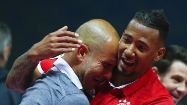 غوارديولا (يسار) يبكي وجيروم بواتينغ يواسيه