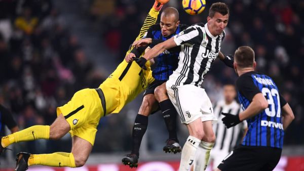هاندانوفيتش (يسار) يحاول إبعاد أحد عرضيات يوفنتوس