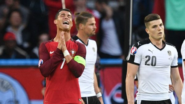 رونالدو يتحسر خلال المباراة