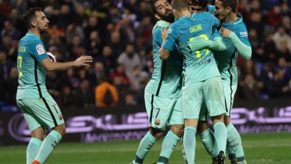 لاعبو برشلونة يحتفلون بهدف آلينيا