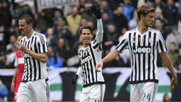 هيرنانيش (وسط) يحتفل بهدفه