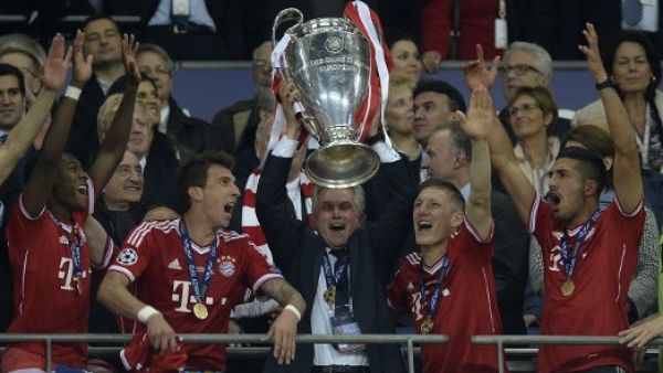 يوب هاينكيس يرفع كأس دوري أبطال أوروبا عام 2013