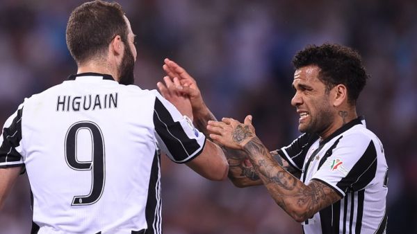 ألفيش (يمين) يحتفل بهدفه رفقة زميله غونزالو هيغواين