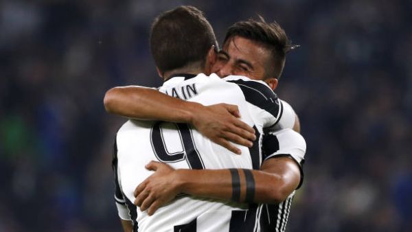 باولو ديبالا (يمين) يهنىء هيغواين خلال المباراة