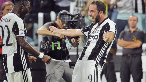 هيغواين يحتفل بهدفه