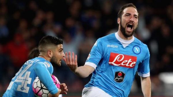 هيغواين يرفع الكرة من فوق الحارس ماتيا بيرين ليسجل هدف نابولي