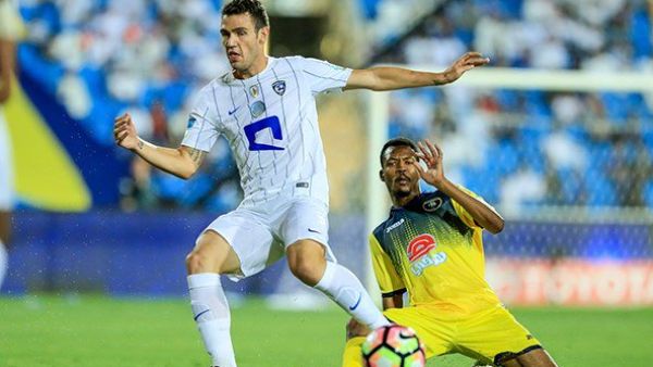 الهلال يرتقي للصدارة