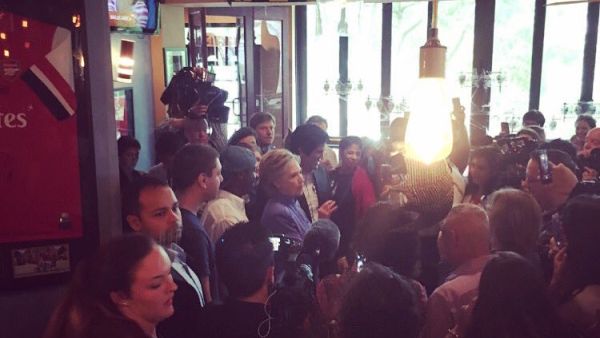 هيلاري كلينتون (وسط) أثناء تواجدها في الحانة