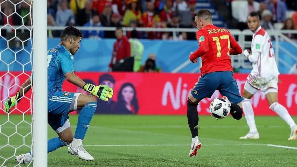 إياغو آسباس (يمين) يسجل هدف تعادل إسبانيا في شباك المحمدي