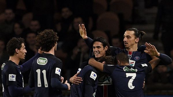 لاعبو الباريسي يحتفلون بأحد الأهداف