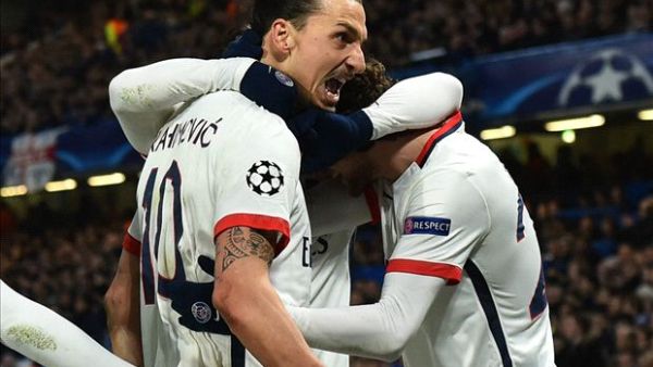 لاعبو الباريسي يحتفلون بهدف إبراهيموفيتش (يسار)