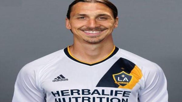 إبراهيموفيتش بقميص غالاكسي