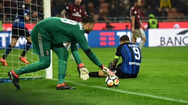 ماورو إيكاردي (يمين) يتحسر على ضياع فرصة تسجيل محققة