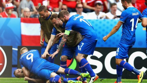 لاعبو آيسلندا يحتفلون بالتأهل التاريخي