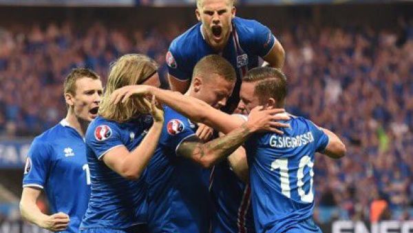 لاعبو آيسلندا يحتفلون خلال اللقاء